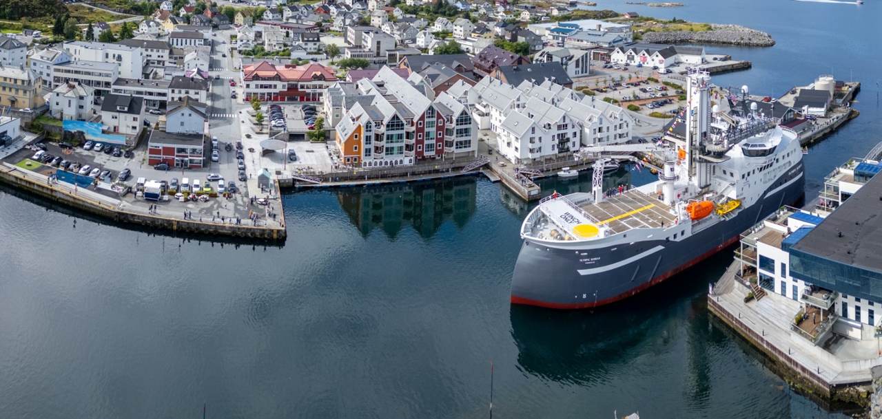 Vessel alongside in the harbour at Fosnavåg.